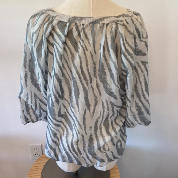 Ann Taylor Loft Animal Print Blouse Gray White Size Medium - Picture 3 of 7